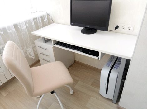 Белый компьютерный стол с полками для СБ и клавиатуры