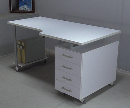 Белый угловой компьютерный стол на металлокаркассе