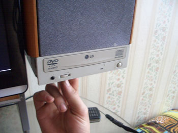 а вот и CD-ROM - микро компьютерный стол