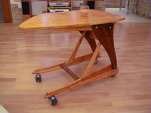 стол для ноутбука на колесиках деревянный