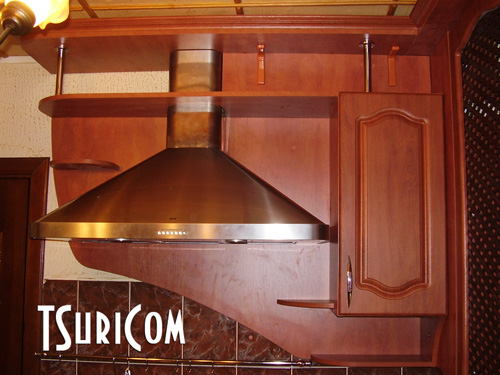 Кухня К1: Карниз скрывает воздуховод от кухонной вытяжки над варочной панелью