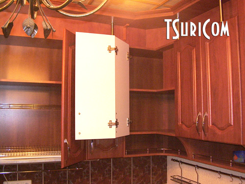 Фото кухня К1: Карниз скрывает дымоход над сушкой и гловым кухонным шкафом