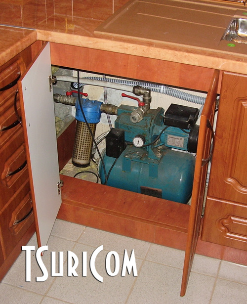 Кухня фото К1: Перед кухонной мойкой тумба где стоит подкачивающий насос