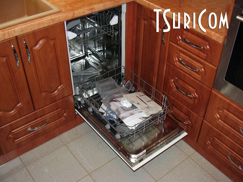 Кухня фото К1: Посудомоечная машина открыта