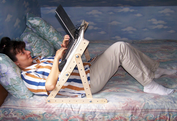 Столик-трансформер для работы на ноутбуке из фанеры «Скайпер» фото 3